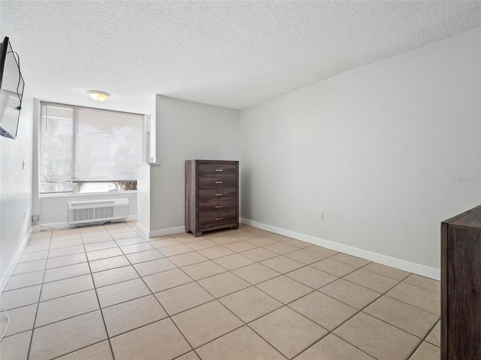 For Sale: $122,000 (1 beds, 1 baths, 433 Square Feet)