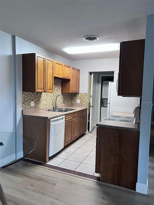 For Sale: $160,000 (2 beds, 1 baths, 881 Square Feet)