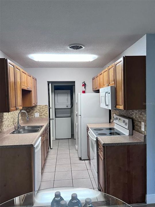 For Sale: $160,000 (2 beds, 1 baths, 881 Square Feet)