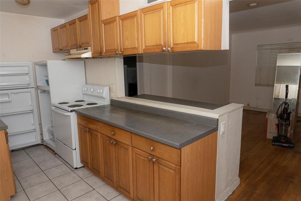 For Sale: $199,999 (2 beds, 1 baths, 834 Square Feet)