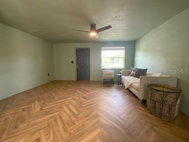 For Sale: $329,000 (2 beds, 2 baths, 972 Square Feet)