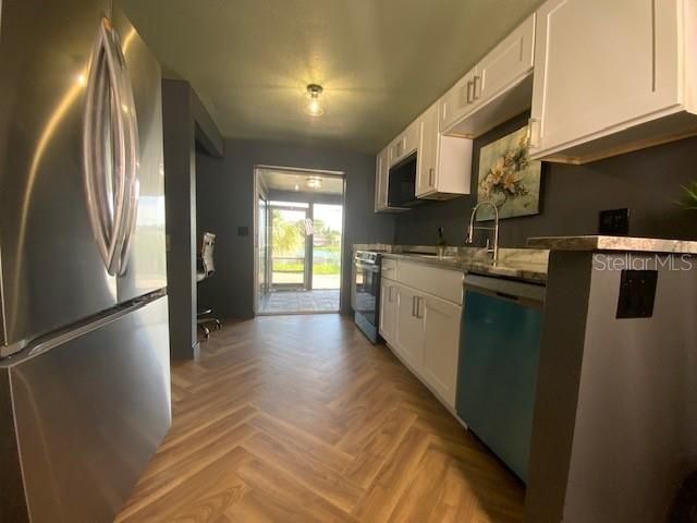 For Sale: $329,000 (2 beds, 2 baths, 972 Square Feet)