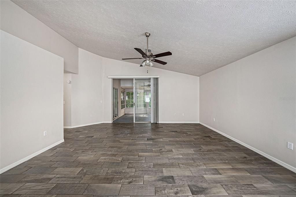 For Sale: $305,000 (3 beds, 2 baths, 1372 Square Feet)