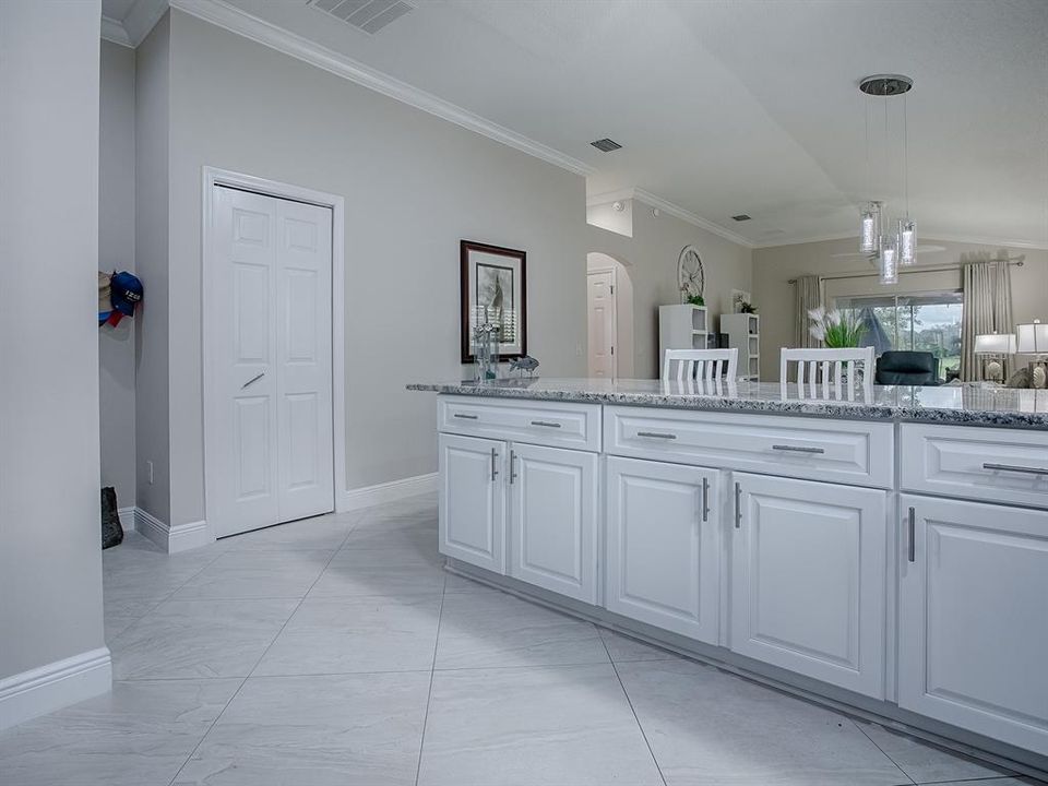 LOVELY GRANITE COUNTERTOPS AND BREAKFAST BAR!  AND CLOSET PANTRY.