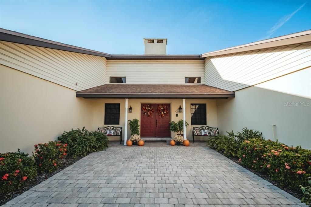 For Sale: $980,000 (5 beds, 2 baths, 3100 Square Feet)