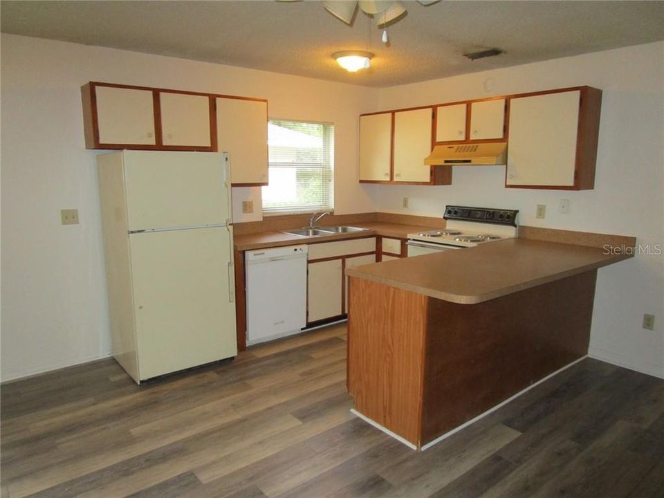 Kitchen w/bar counter