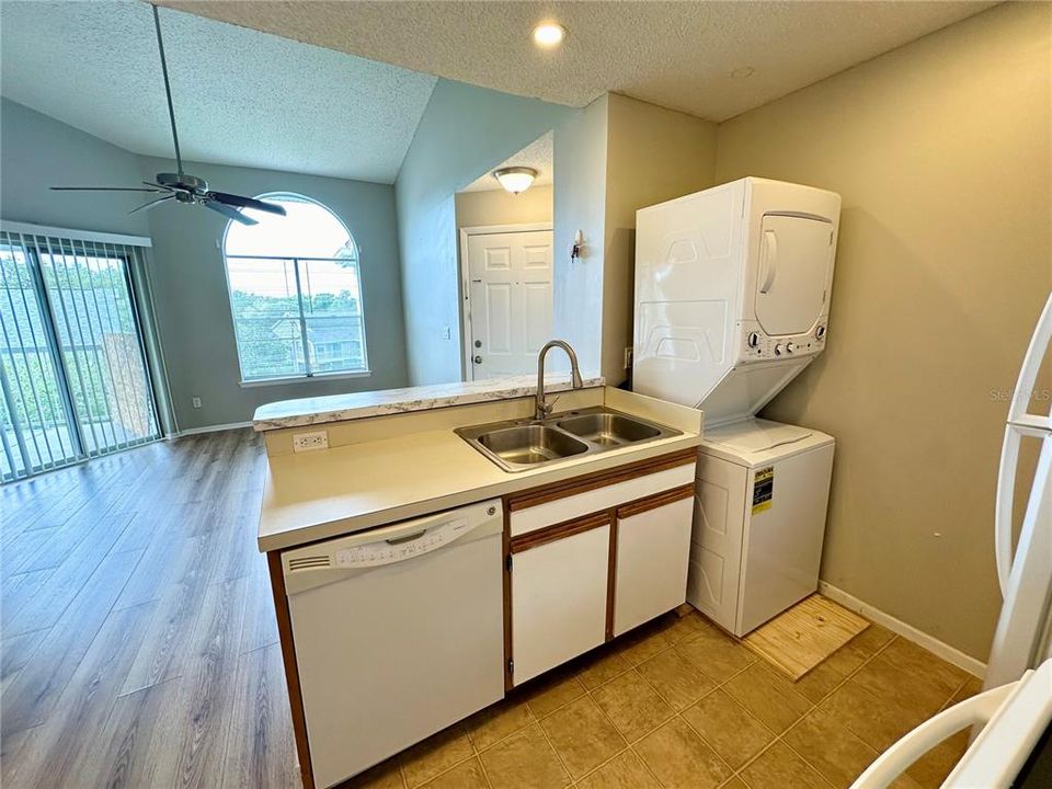 For Rent: $1,300 (1 beds, 1 baths, 648 Square Feet)