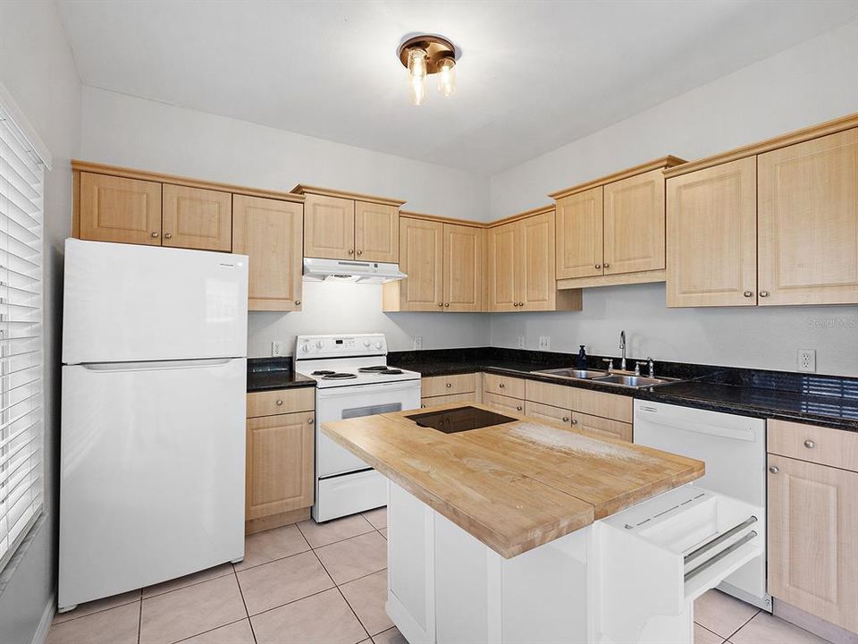 For Sale: $295,000 (2 beds, 2 baths, 1168 Square Feet)