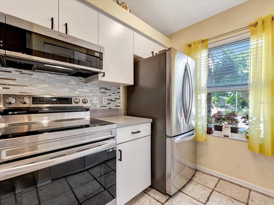 For Sale: $250,000 (2 beds, 2 baths, 924 Square Feet)