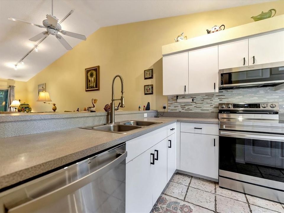 For Sale: $250,000 (2 beds, 2 baths, 924 Square Feet)