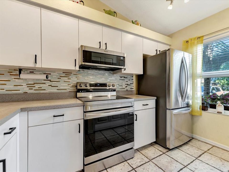 For Sale: $250,000 (2 beds, 2 baths, 924 Square Feet)