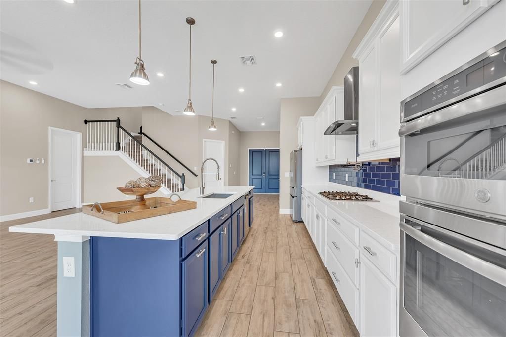 The backsplash matches the cabinets in the island