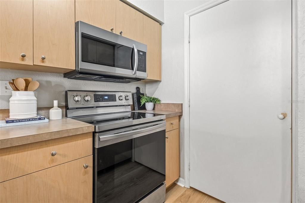 For Sale: $395,000 (1 beds, 1 baths, 743 Square Feet)