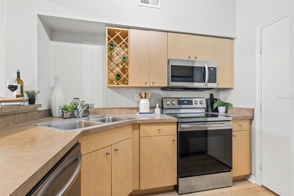 For Sale: $395,000 (1 beds, 1 baths, 743 Square Feet)