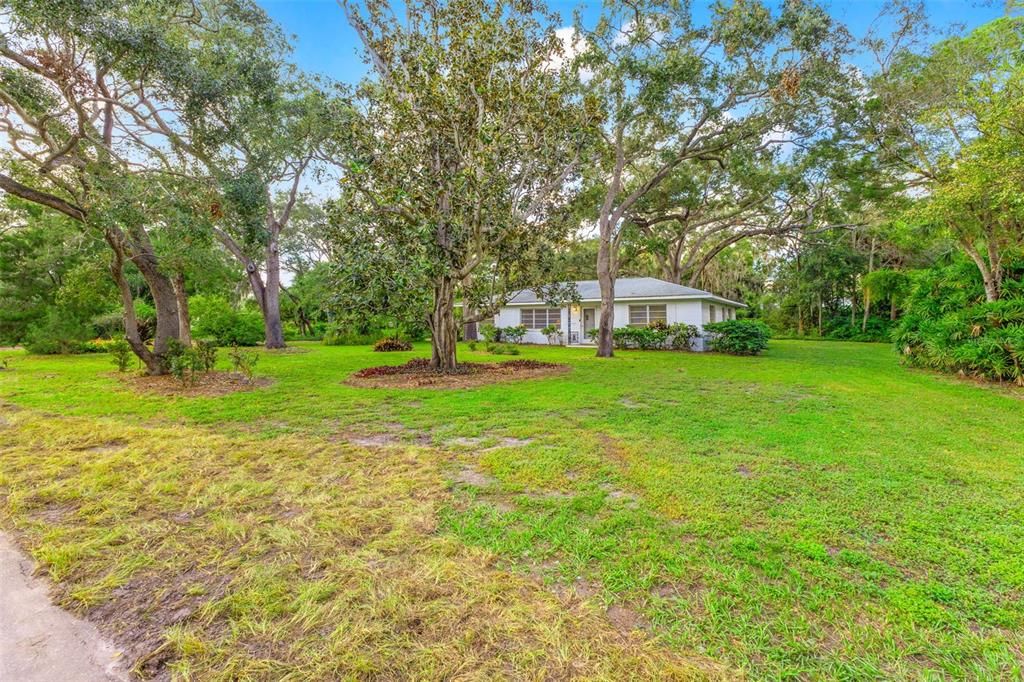 For Sale: $699,000 (3 beds, 1 baths, 1338 Square Feet)