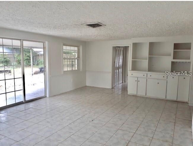 For Rent: $1,599 (3 beds, 2 baths, 1638 Square Feet)