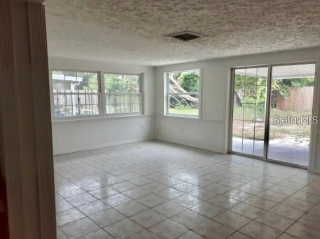 For Rent: $1,599 (3 beds, 2 baths, 1638 Square Feet)