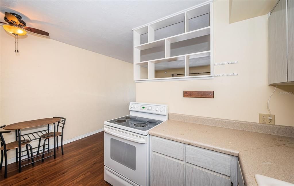 For Sale: $89,500 (1 beds, 1 baths, 595 Square Feet)