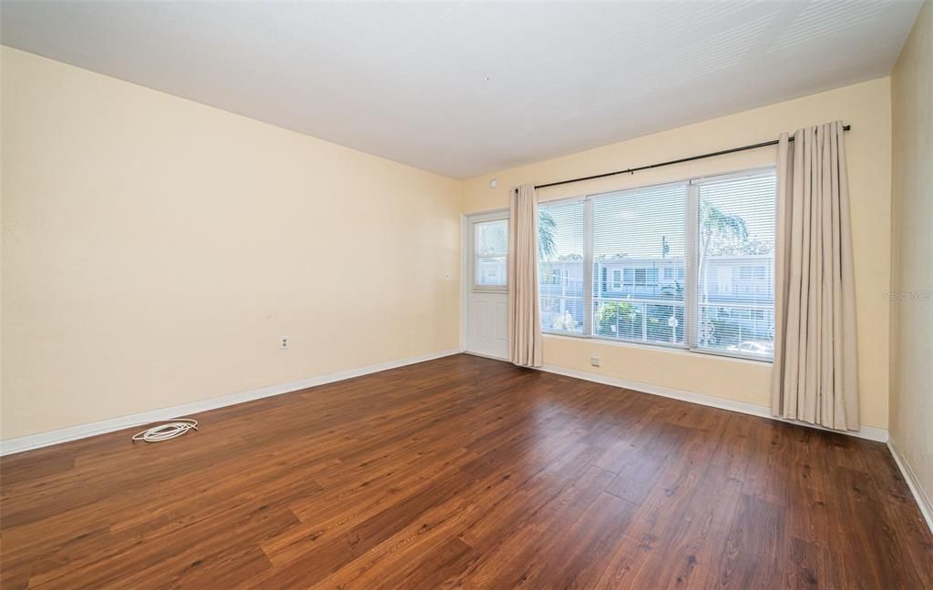 For Sale: $89,500 (1 beds, 1 baths, 595 Square Feet)