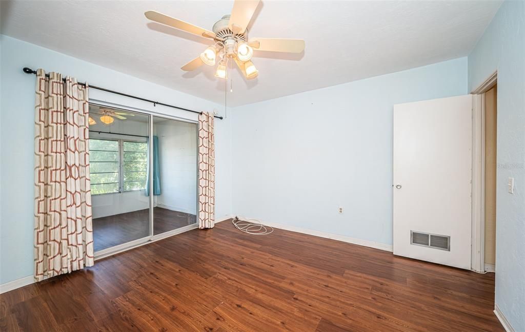 For Sale: $89,500 (1 beds, 1 baths, 595 Square Feet)