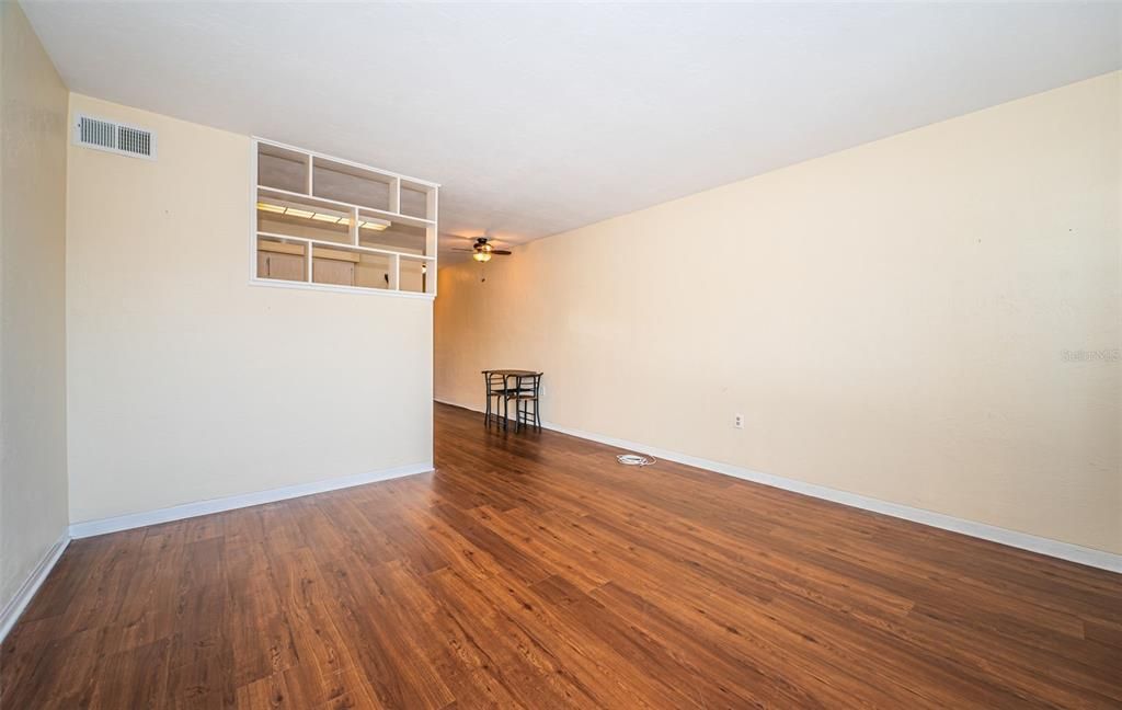 For Sale: $89,500 (1 beds, 1 baths, 595 Square Feet)