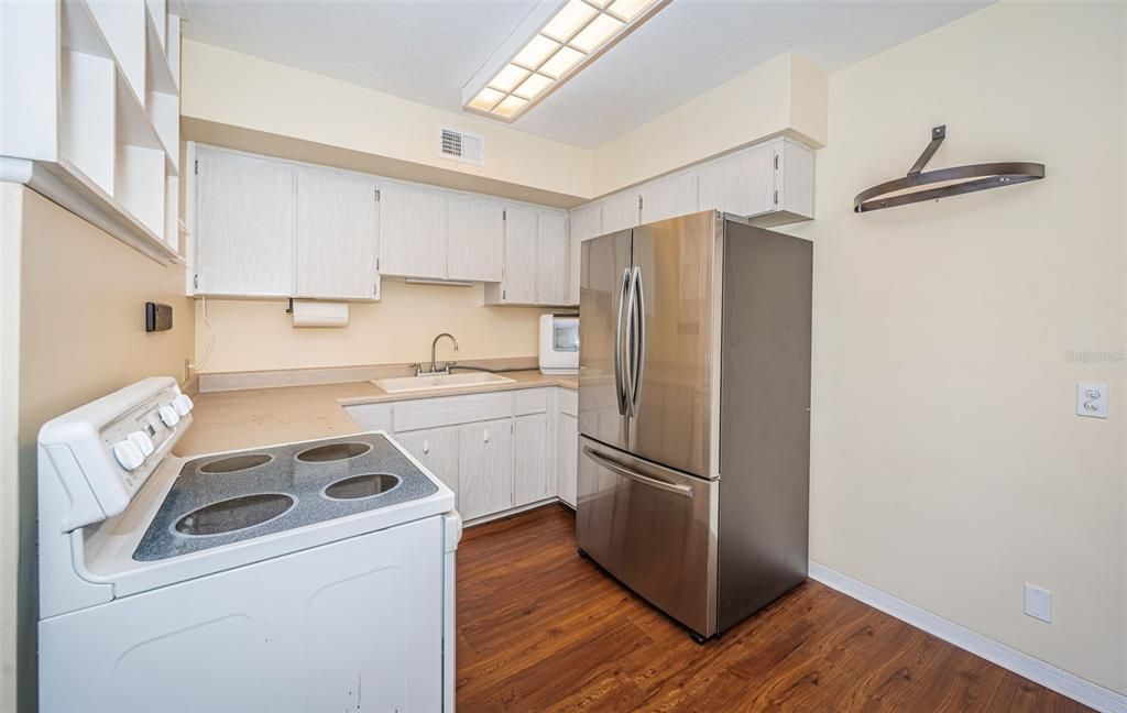 For Sale: $89,500 (1 beds, 1 baths, 595 Square Feet)