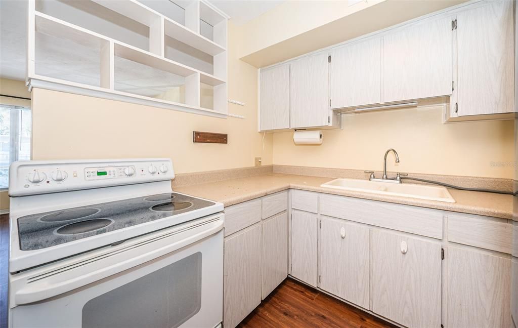 For Sale: $89,500 (1 beds, 1 baths, 595 Square Feet)