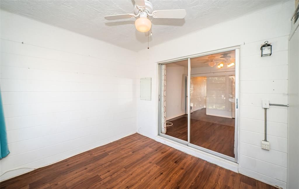 For Sale: $89,500 (1 beds, 1 baths, 595 Square Feet)