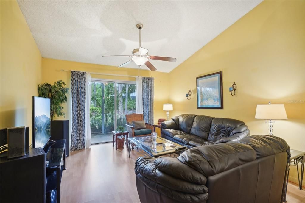 For Sale: $280,000 (2 beds, 2 baths, 1100 Square Feet)