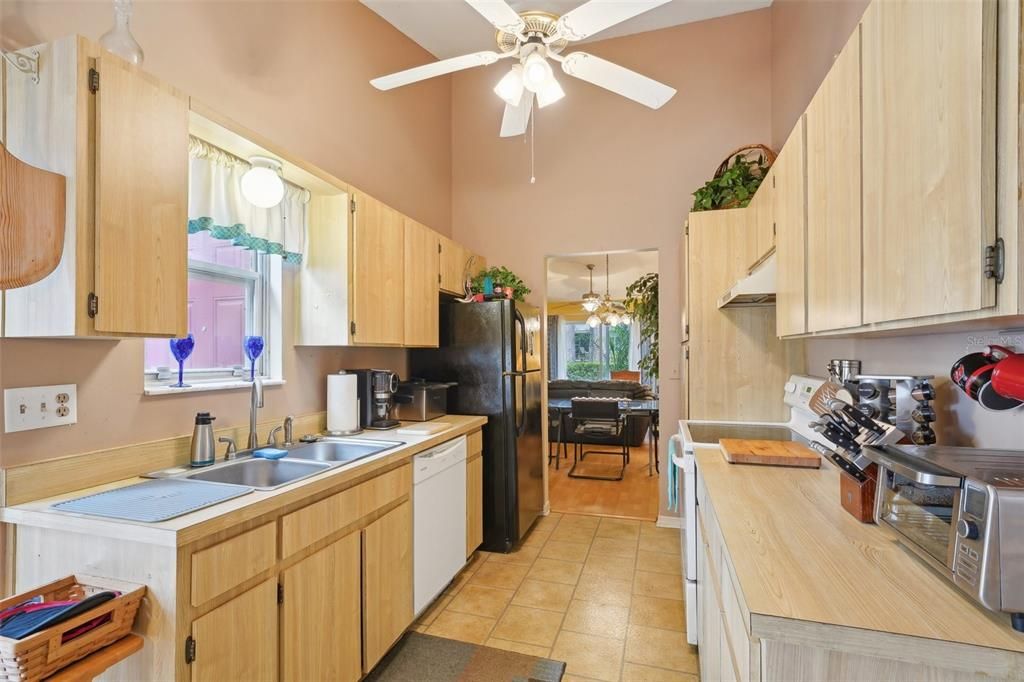 For Sale: $280,000 (2 beds, 2 baths, 1100 Square Feet)