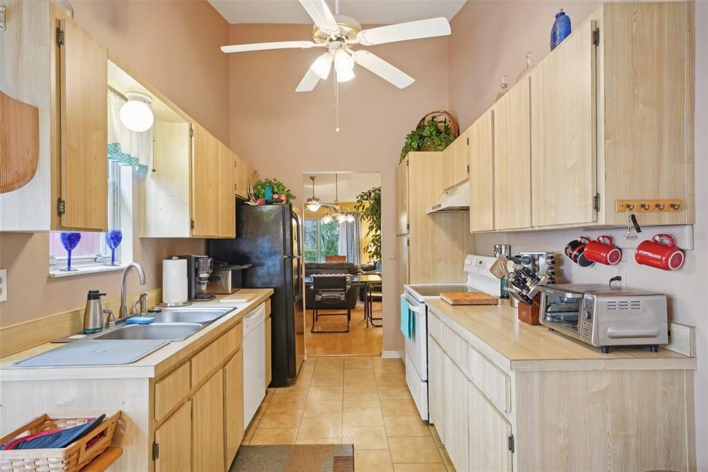 For Sale: $280,000 (2 beds, 2 baths, 1100 Square Feet)