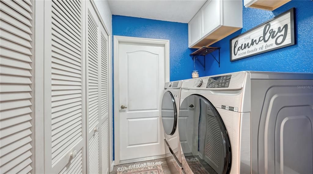 utility room between garage & kitchen