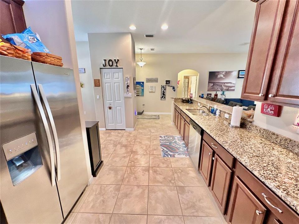 For Sale: $349,900 (3 beds, 2 baths, 1924 Square Feet)