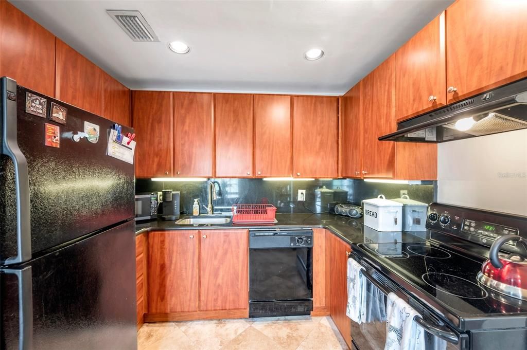 For Sale: $329,900 (2 beds, 1 baths, 774 Square Feet)