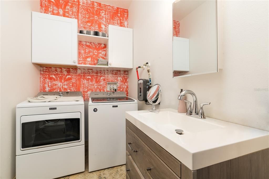 For Sale: $339,900 (2 beds, 1 baths, 1032 Square Feet)