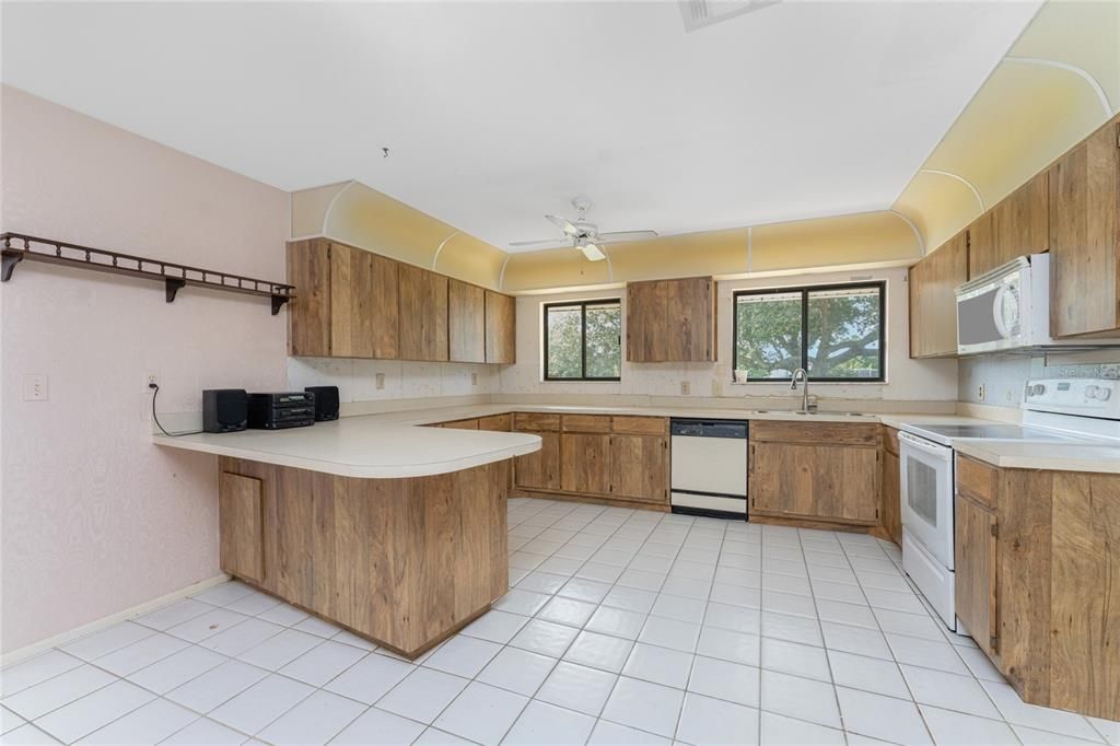 For Sale: $245,000 (3 beds, 2 baths, 1646 Square Feet)