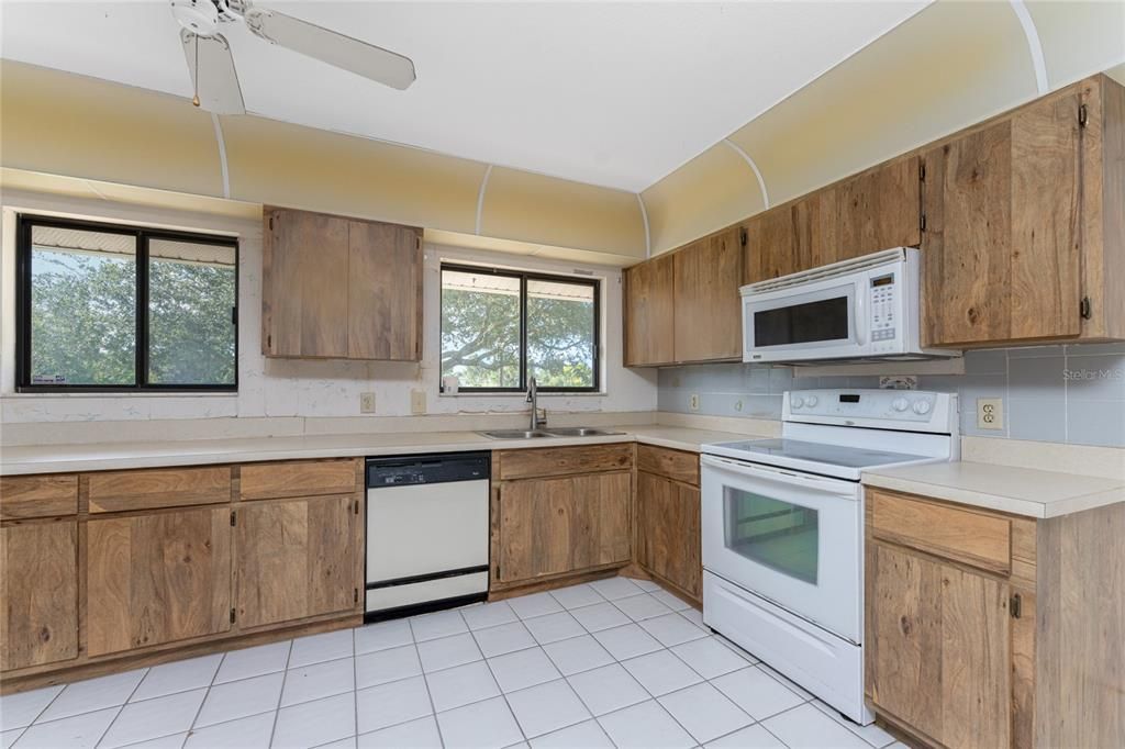 For Sale: $245,000 (3 beds, 2 baths, 1646 Square Feet)