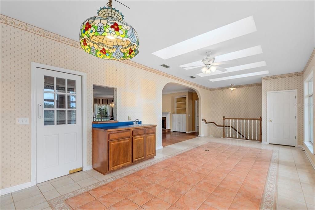 Sunroom w/wet bar