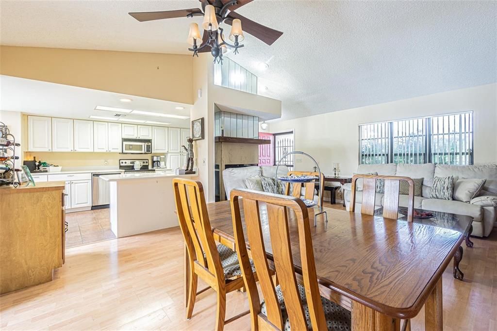 For Sale: $339,500 (2 beds, 2 baths, 1239 Square Feet)