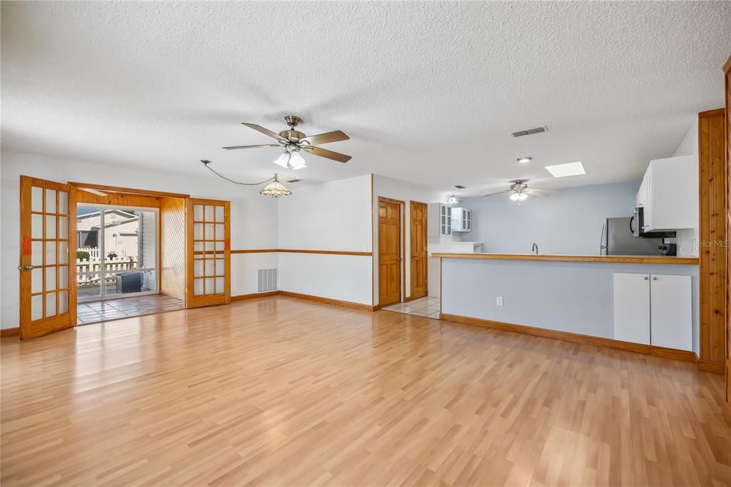 For Sale: $244,900 (2 beds, 2 baths, 1121 Square Feet)