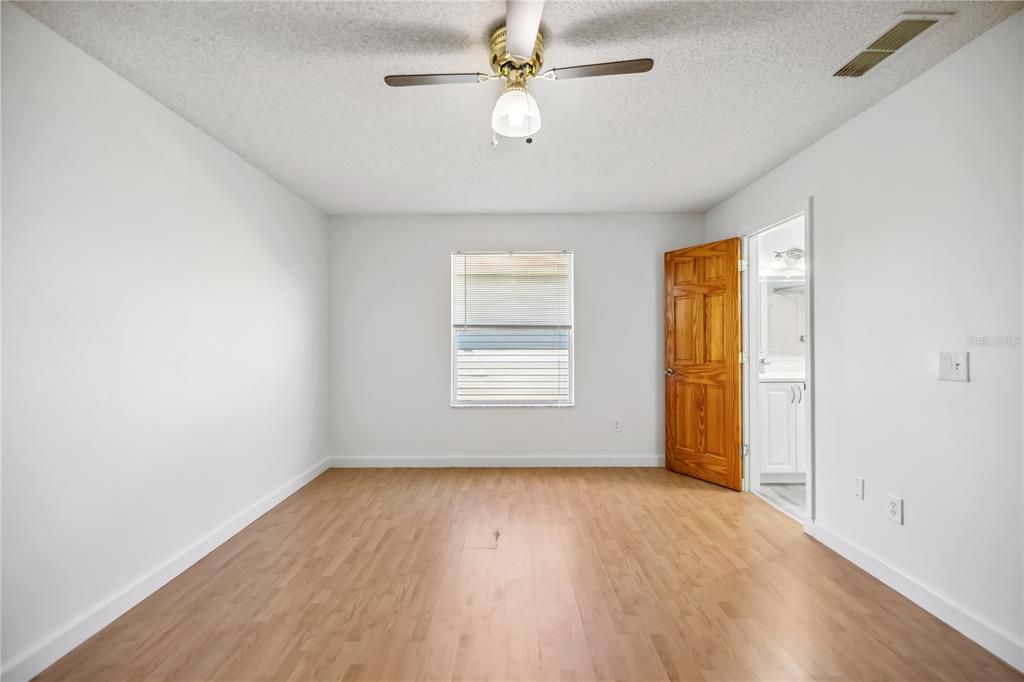 For Sale: $244,900 (2 beds, 2 baths, 1121 Square Feet)