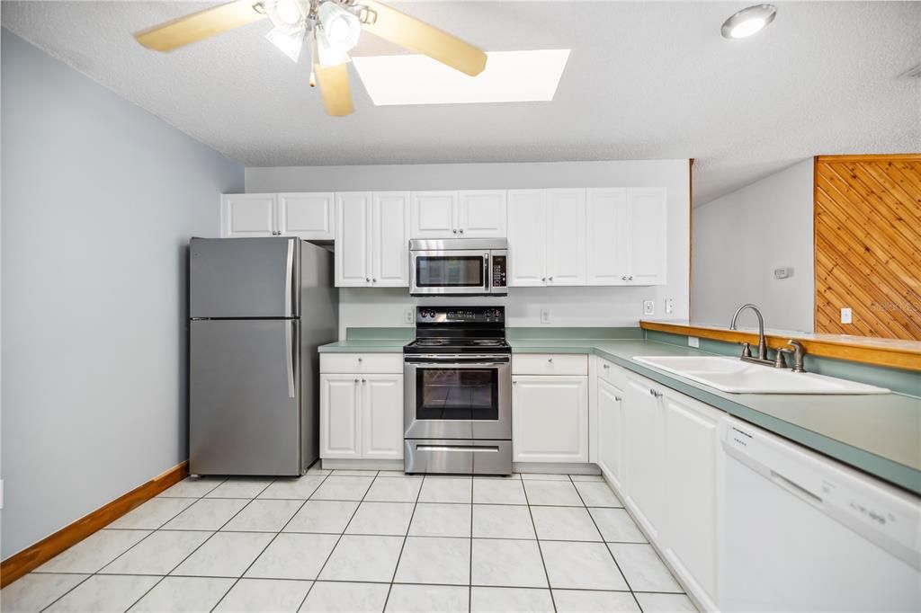 For Sale: $244,900 (2 beds, 2 baths, 1121 Square Feet)