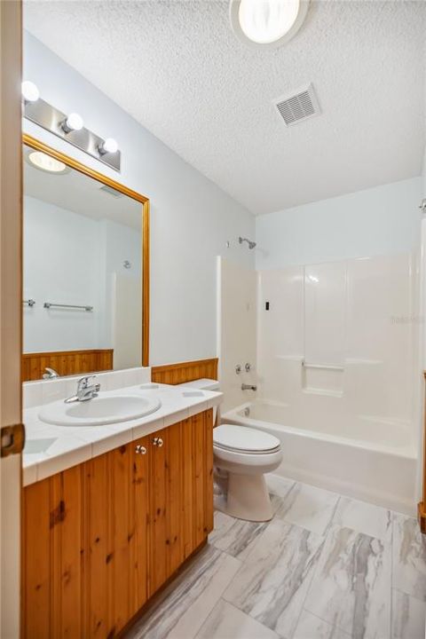 For Sale: $244,900 (2 beds, 2 baths, 1121 Square Feet)