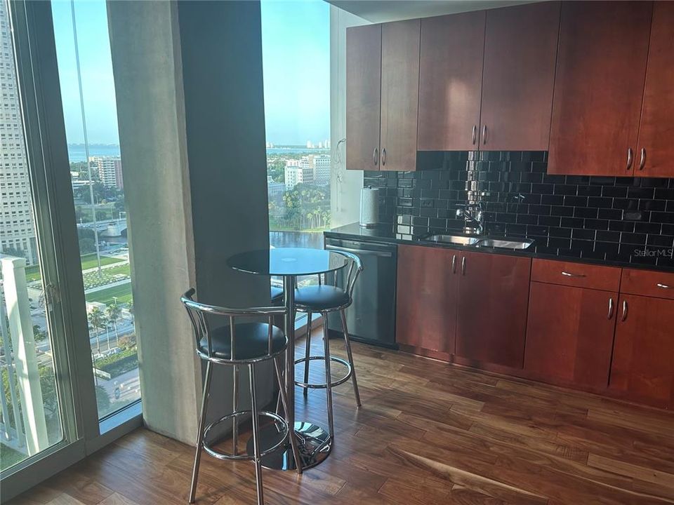 For Sale: $460,000 (1 beds, 1 baths, 684 Square Feet)