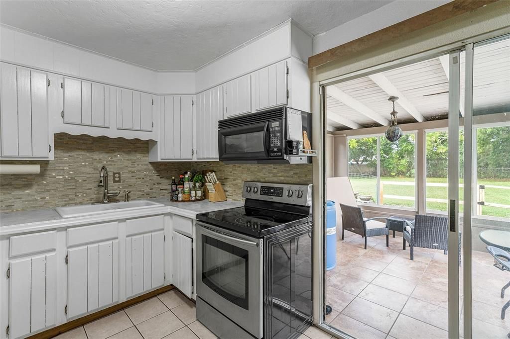 Cozy, Neat and Clean Kitchen