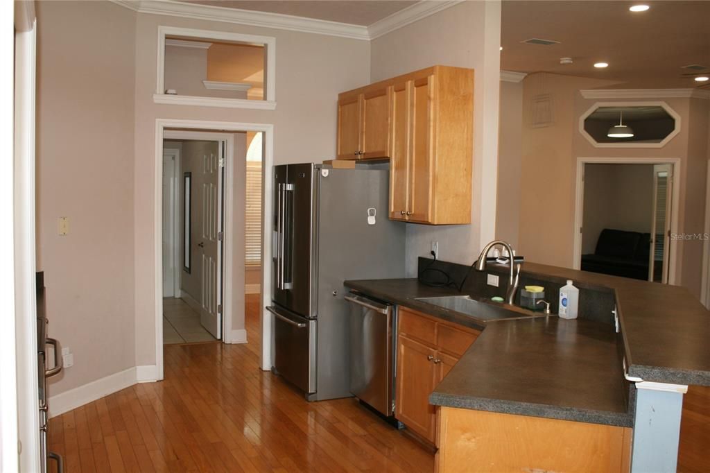 For Rent: $2,750 (3 beds, 2 baths, 1911 Square Feet)