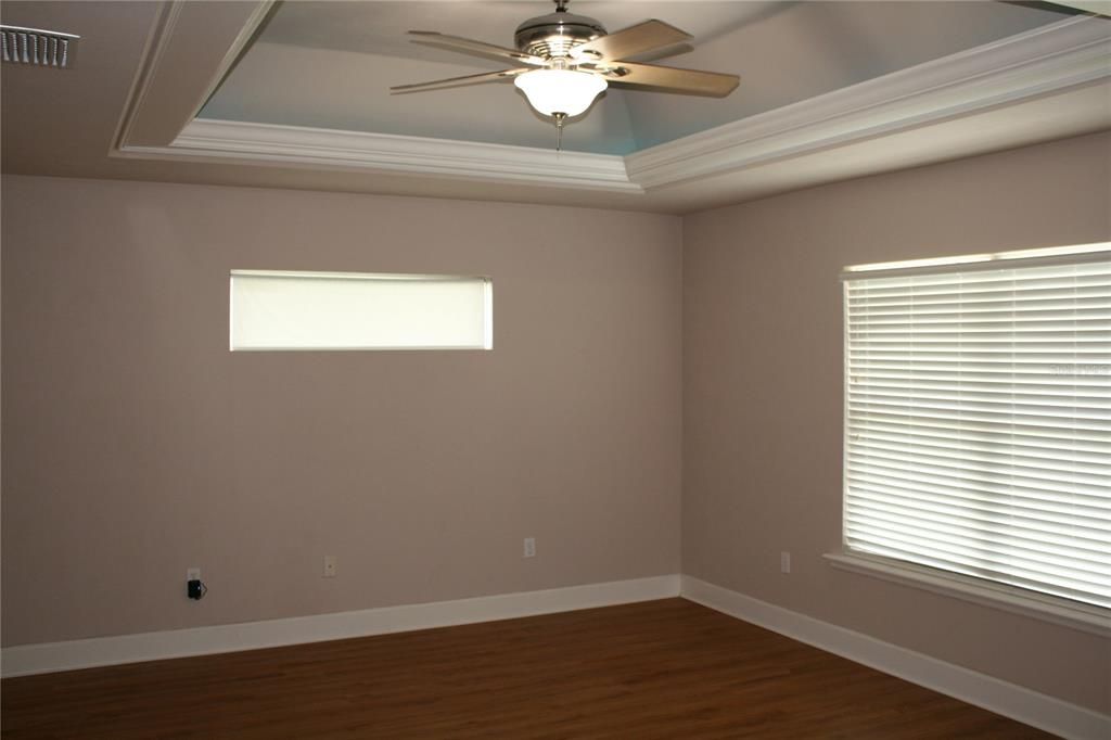 LARGE MASTER BEDROOM