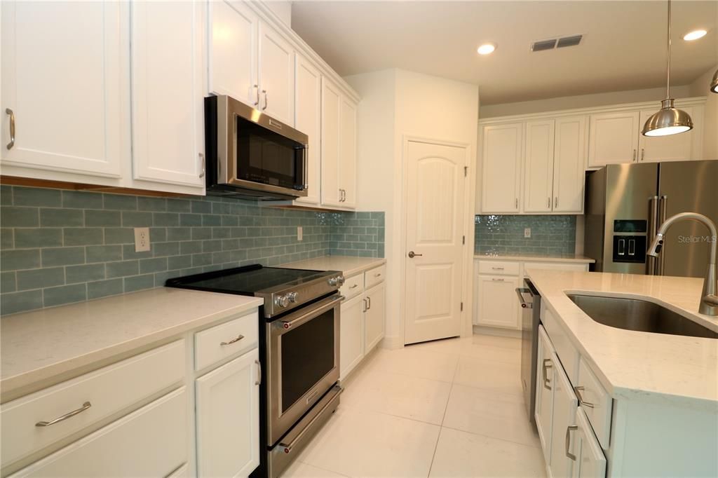 For Sale: $449,900 (3 beds, 2 baths, 1631 Square Feet)