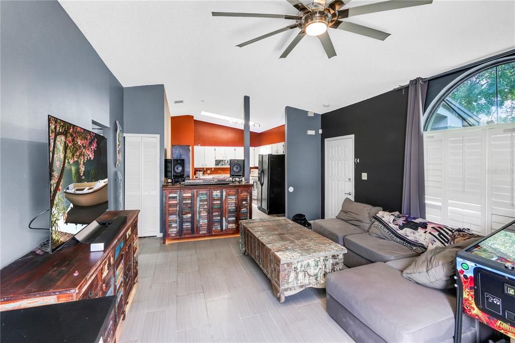 For Sale: $299,000 (2 beds, 1 baths, 910 Square Feet)