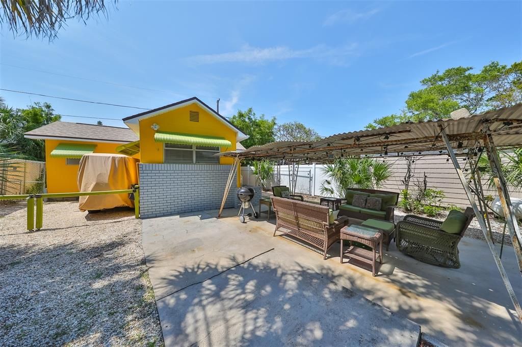 For Sale: $495,000 (2 beds, 1 baths, 655 Square Feet)